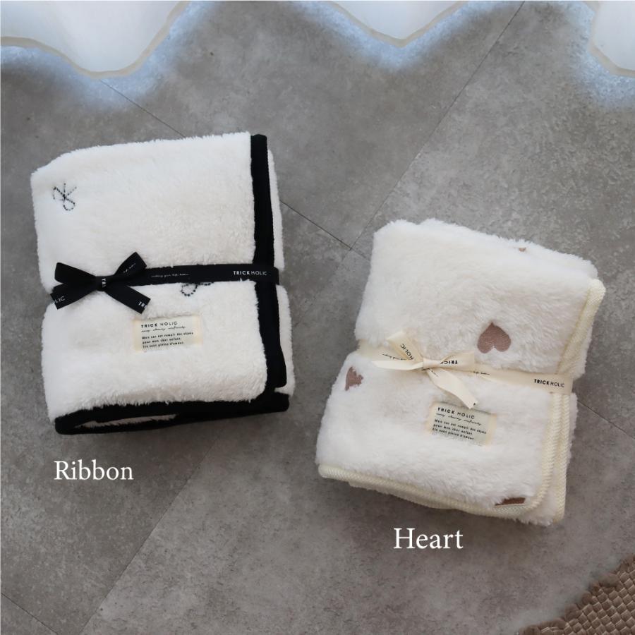 New Fluffy Fur Blanket Embroidered (heart beige, ribbon black) Approx. 70 x 85 cm S size